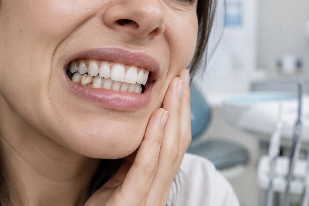 sensibilité au chaud ou au froid, douleur et tache sur une dent : découvrez les symptômes d’une carie dentaire et quand consulter un dentiste.
